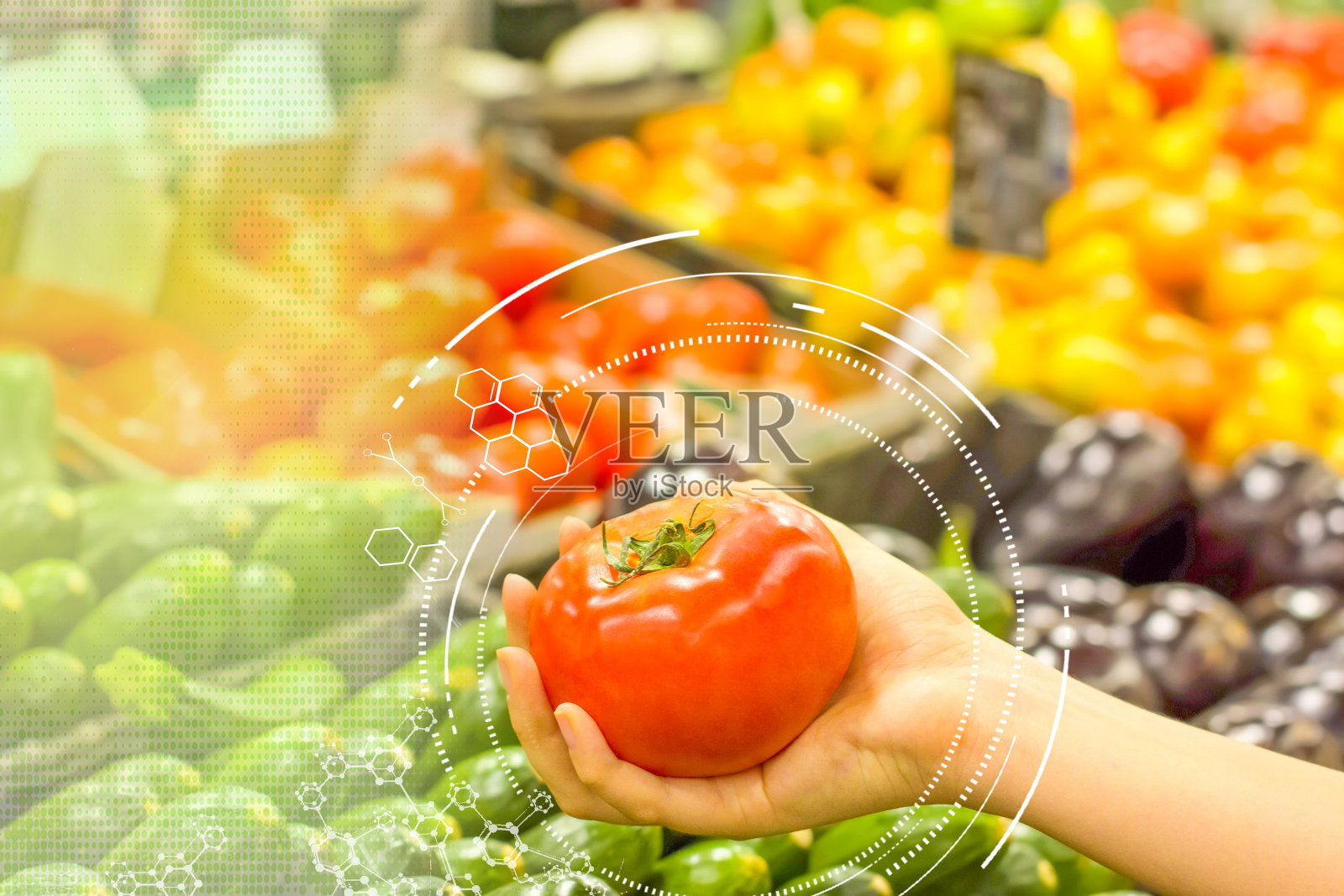 女性在超市挑选番茄,健康食品概念照片摄影图片