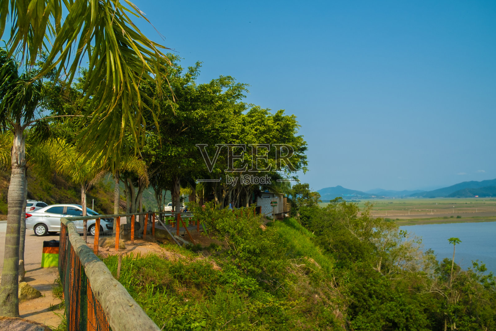 城市里的河景照片摄影图片
