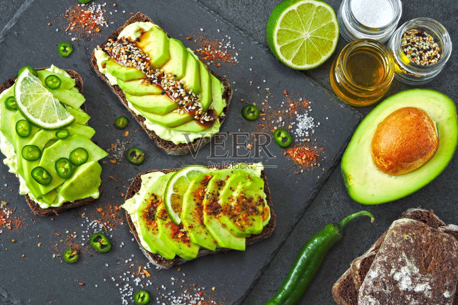 漂亮的镀牛油果吐司与美味的顶部。照片摄影图片