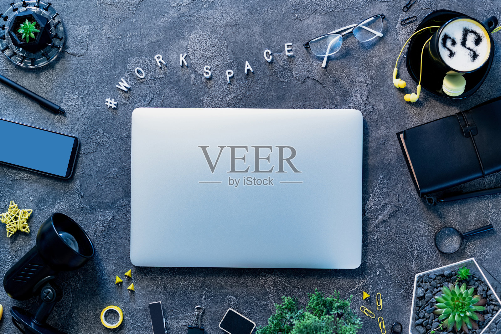 有小工具,咖啡杯和玻璃杯的工作场所照片摄影图片