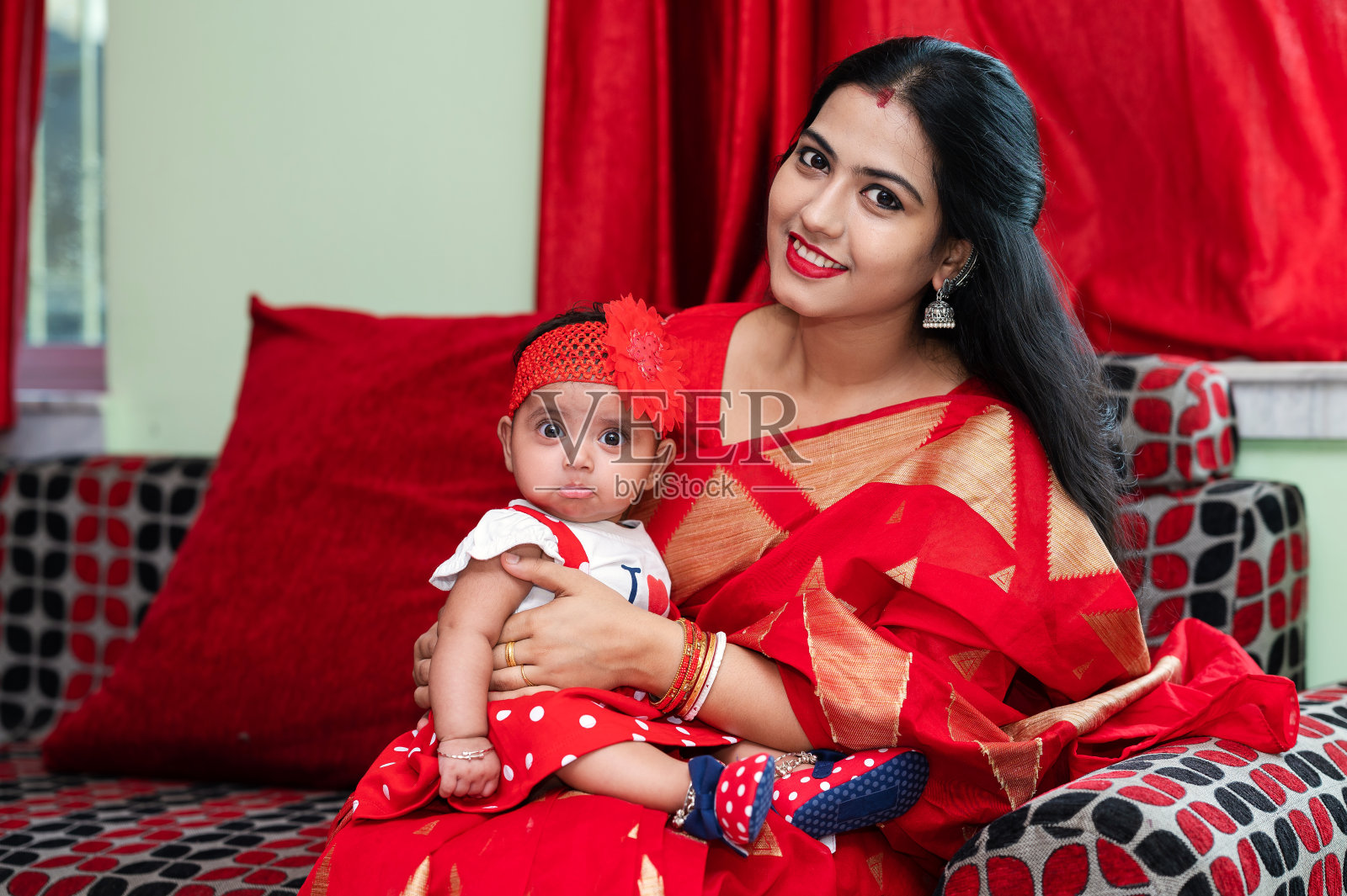 印度母亲抱着婴儿照片摄影图片