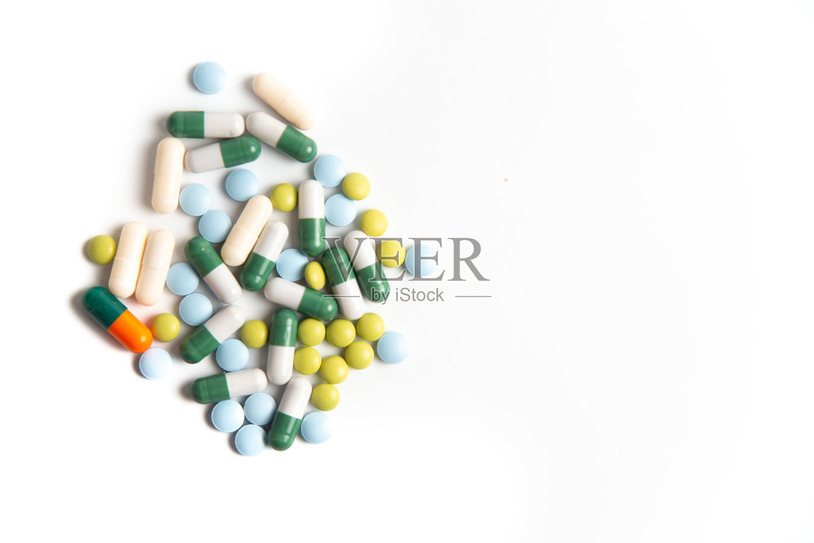 冠状病毒2019 - ncov爆发。药片和药物,生病时的照顾。白色的孤立的背景。照片摄影图片