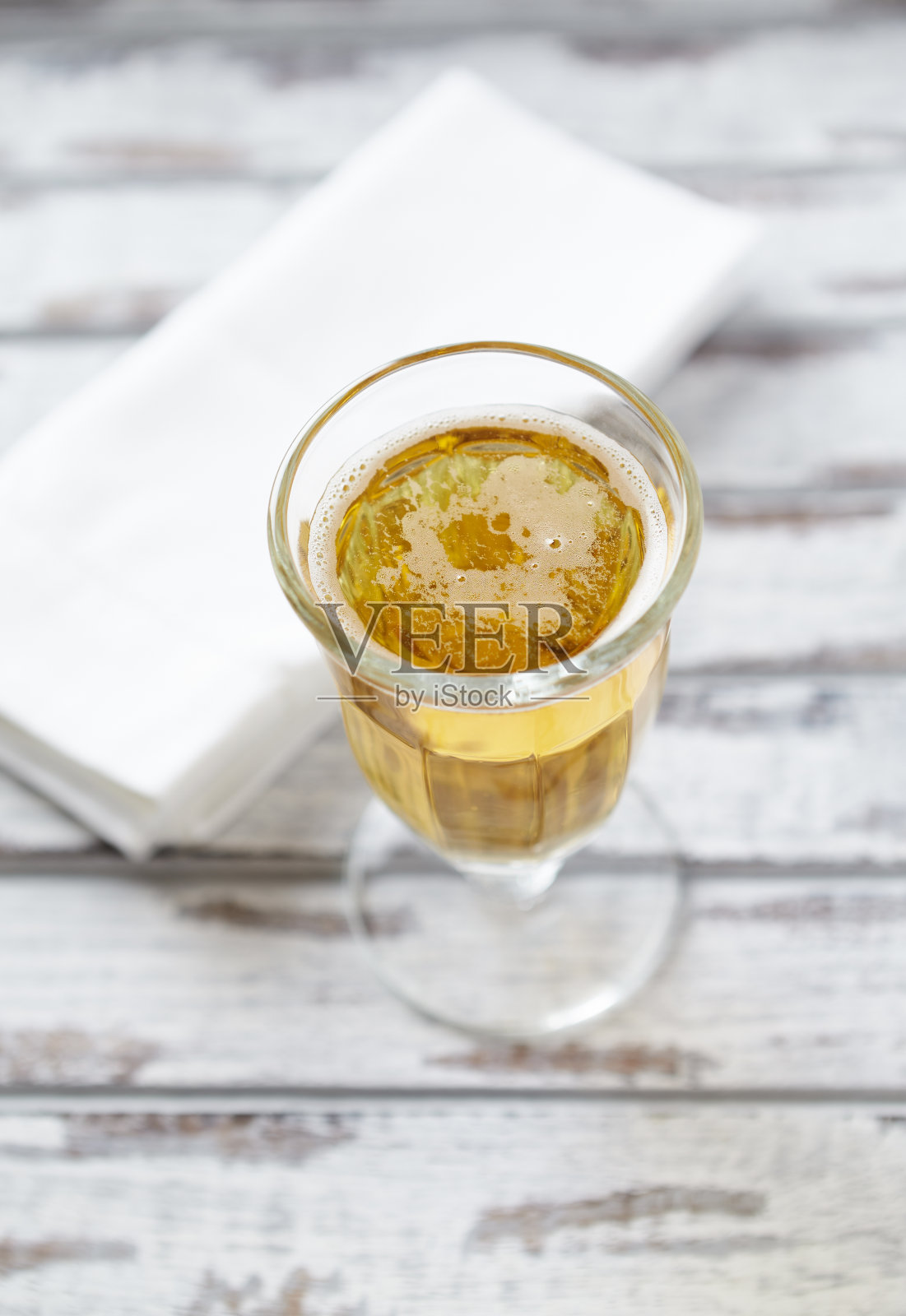 明亮的木制背景上的啤酒。副本的空间。照片摄影图片