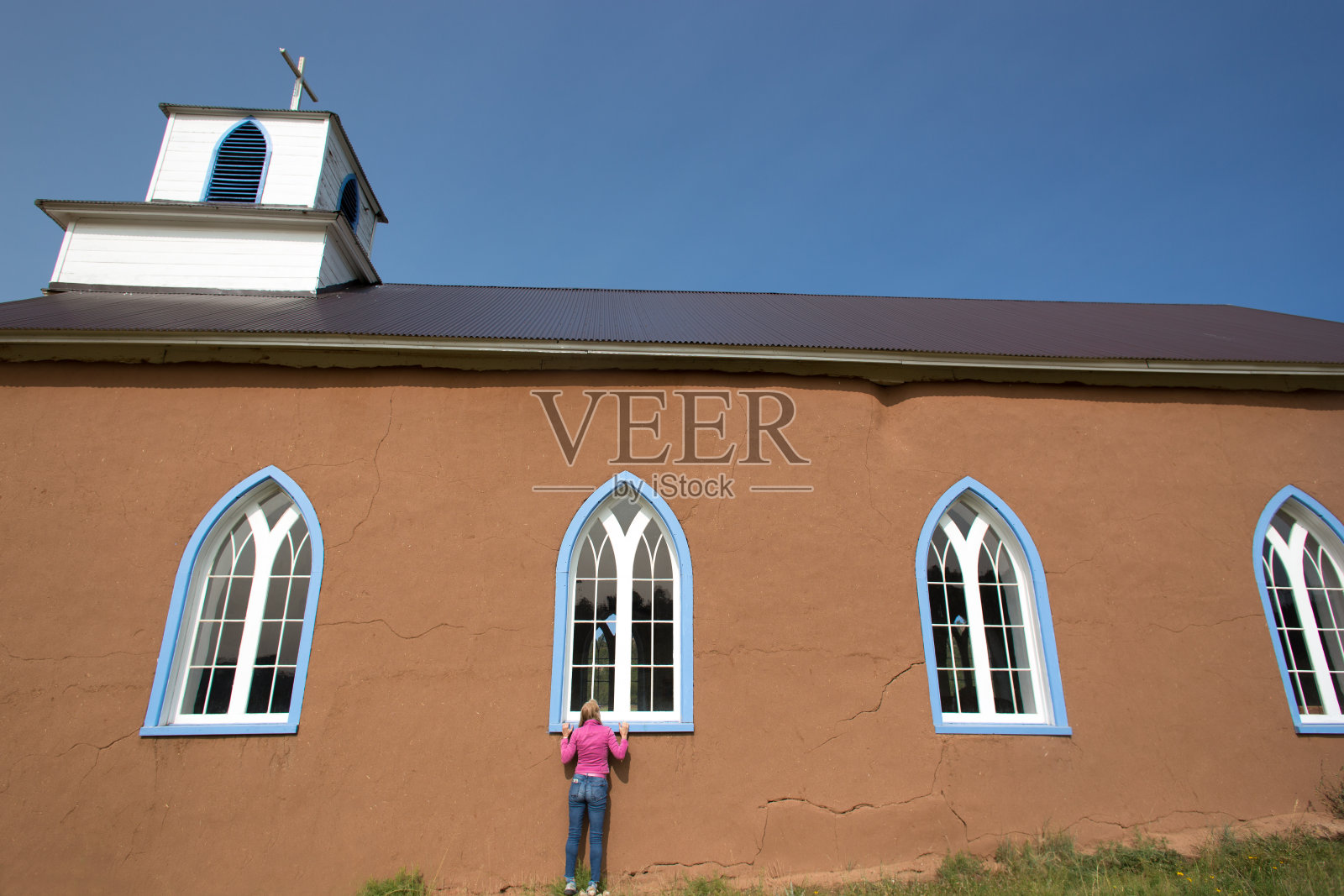 La Cueva(莫拉县),内省:圣拉斐尔教堂的妇女照片摄影图片