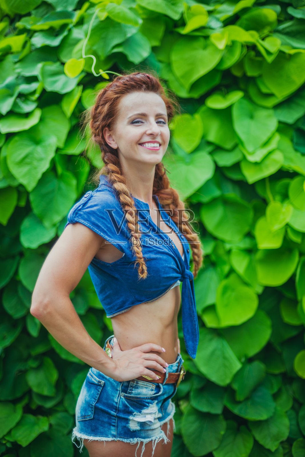 肖像。一个穿着牛仔短裤的女人的肖像。照片摄影图片