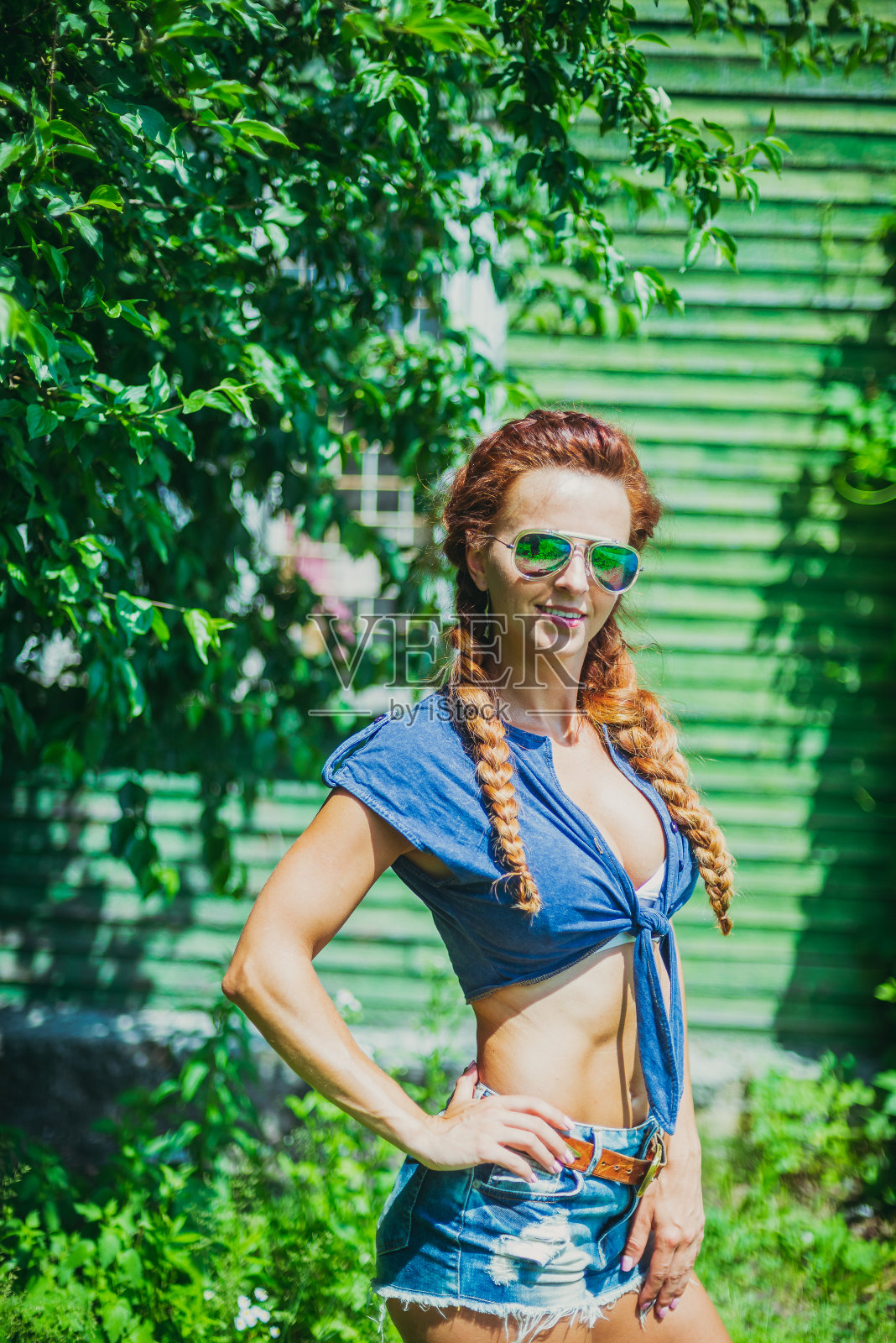 肖像。一个戴墨镜的女人的肖像。照片摄影图片