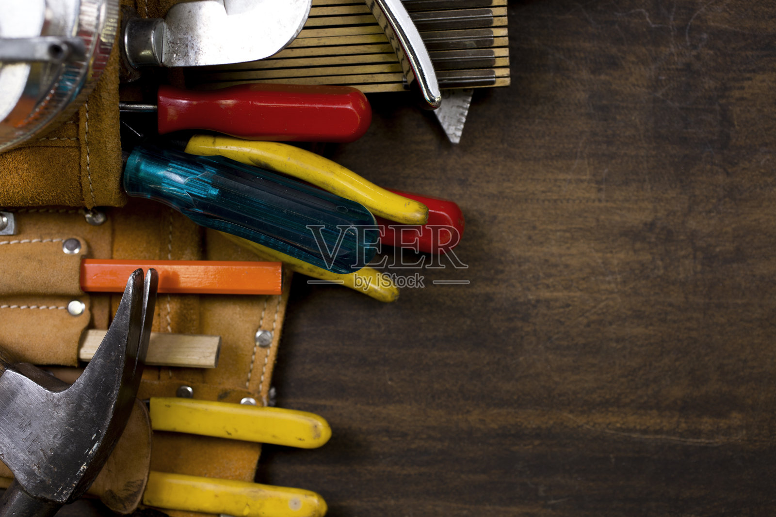 蓝领麂皮工具带与大量的工具。副本的空间。照片摄影图片