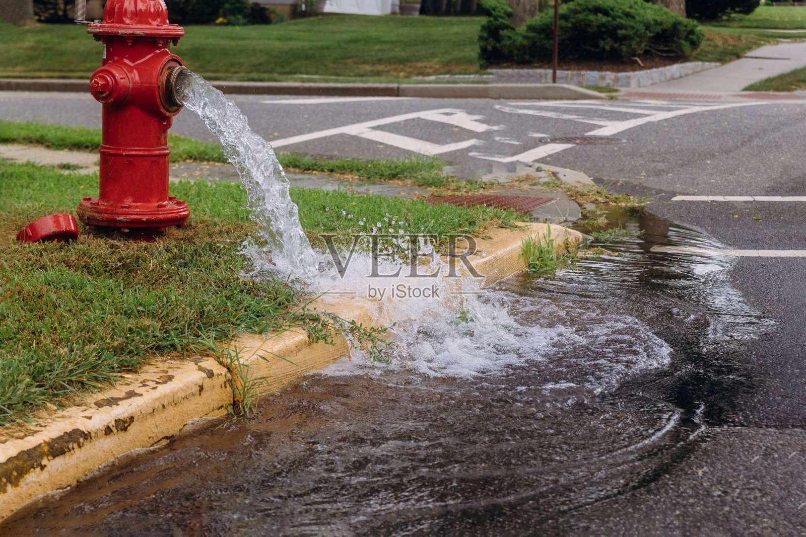 开了消火栓后漏喷照片摄影图片