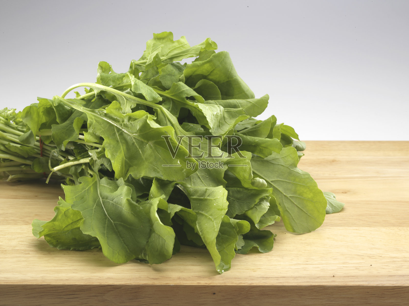 新鲜的有机花园火箭木材。照片摄影图片