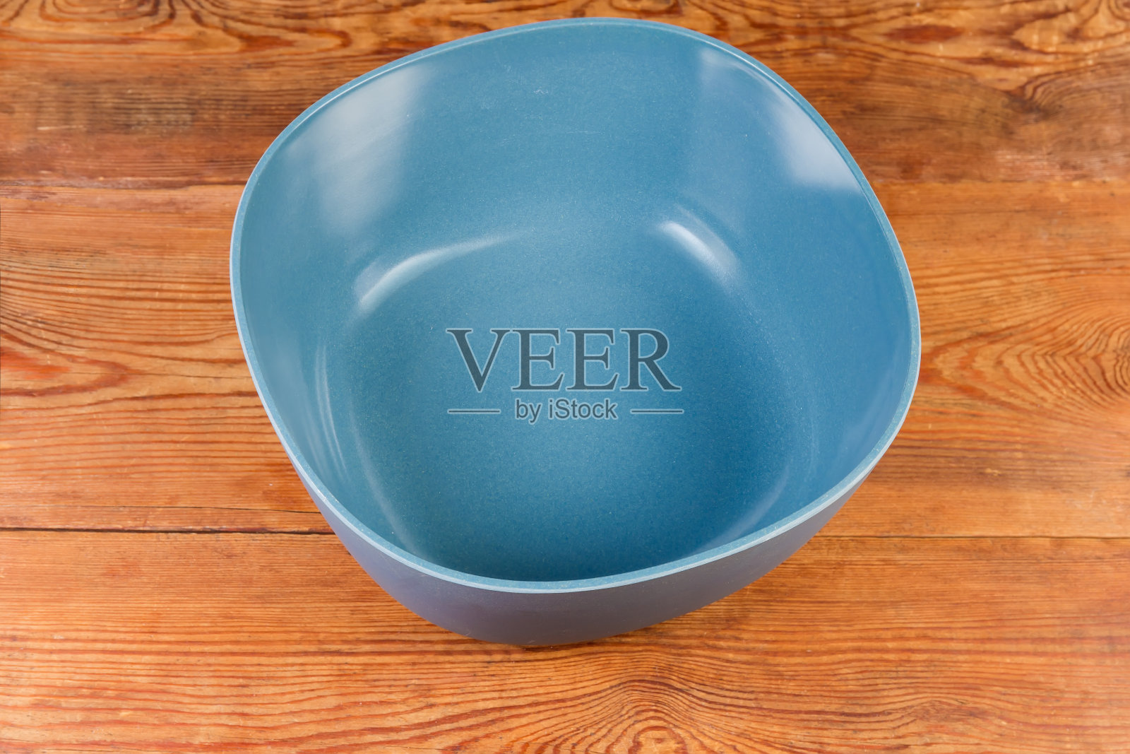 把沙拉碗放在质朴的桌子上,俯视图照片摄影图片