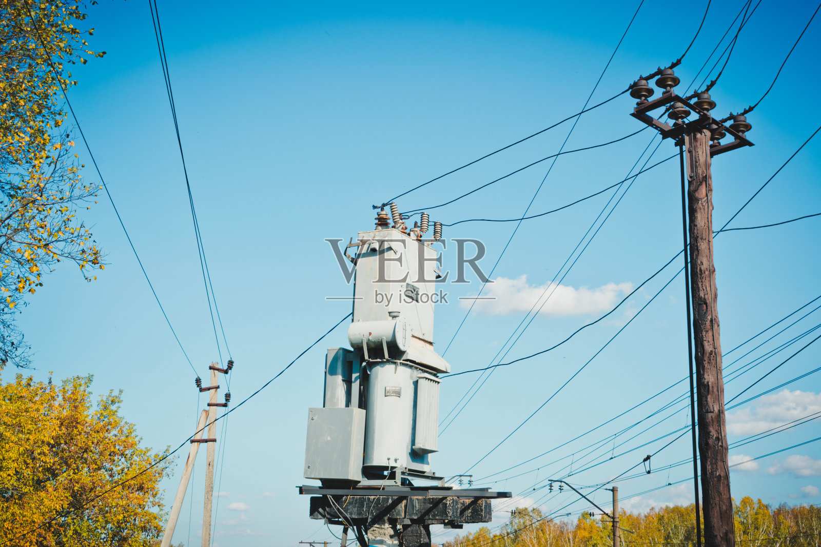 绝缘和开关。老式变压器过滤器的部件照片摄影图片