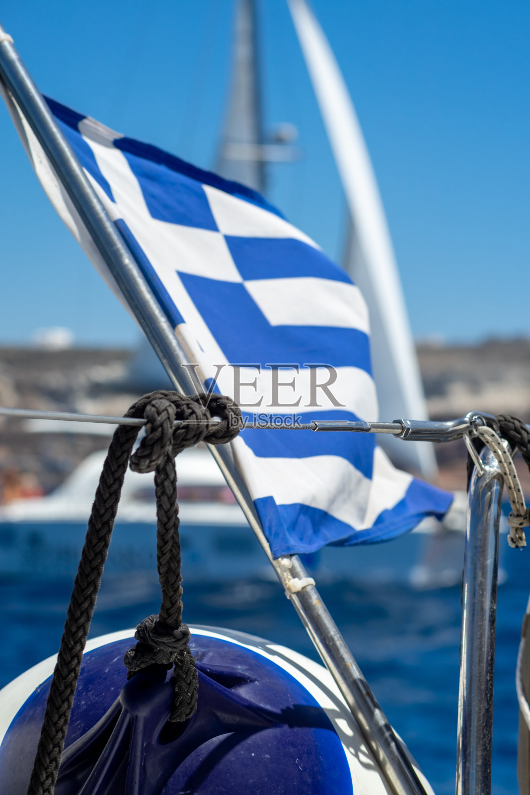 游艇上飘扬的希腊国旗照片摄影图片