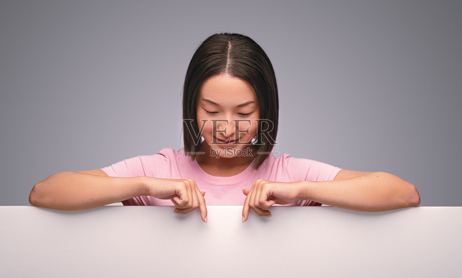 少数民族妇女指着空白的公告牌照片摄影图片