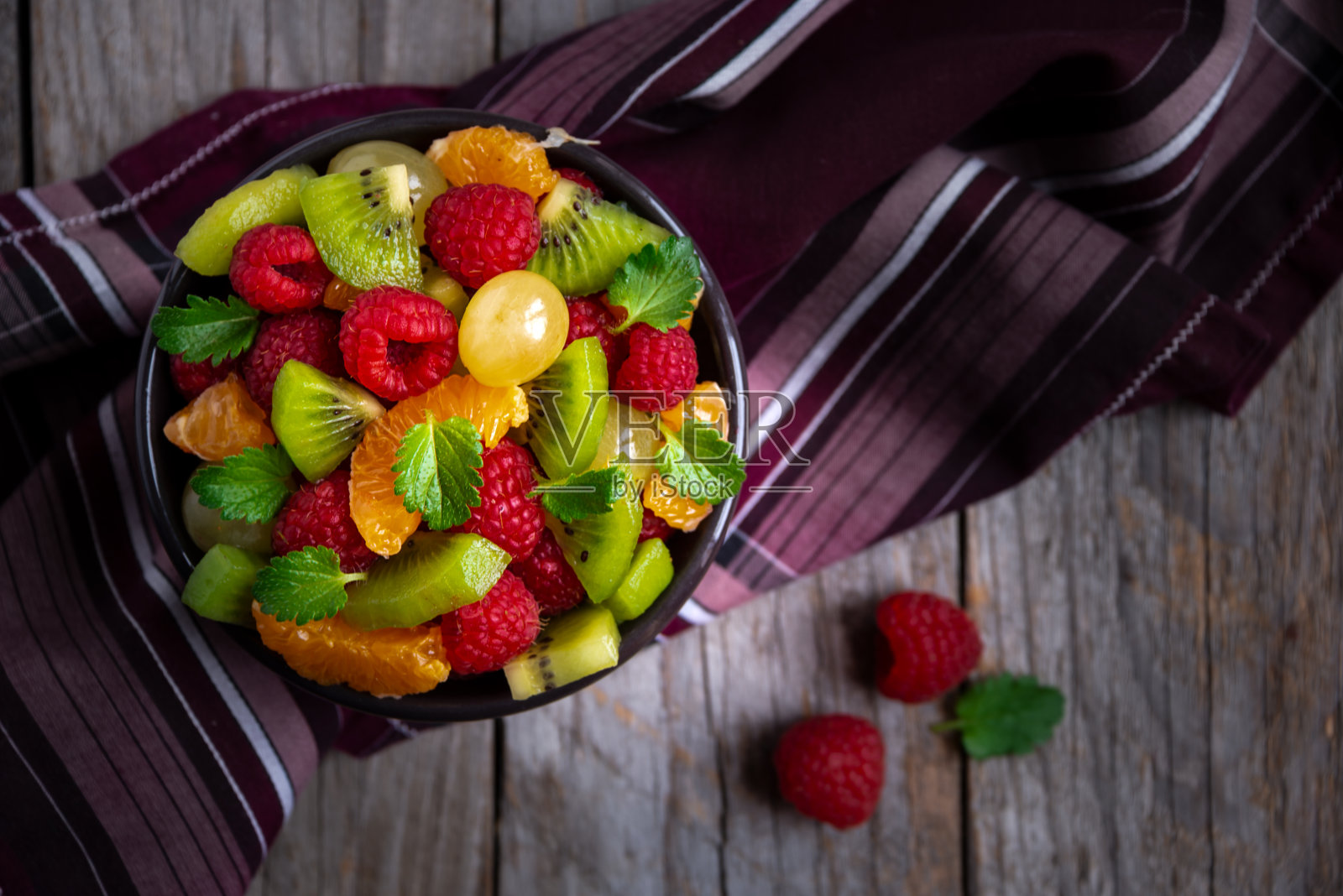 新鲜水果沙拉配以覆盆子、柑橘等水果照片摄影图片