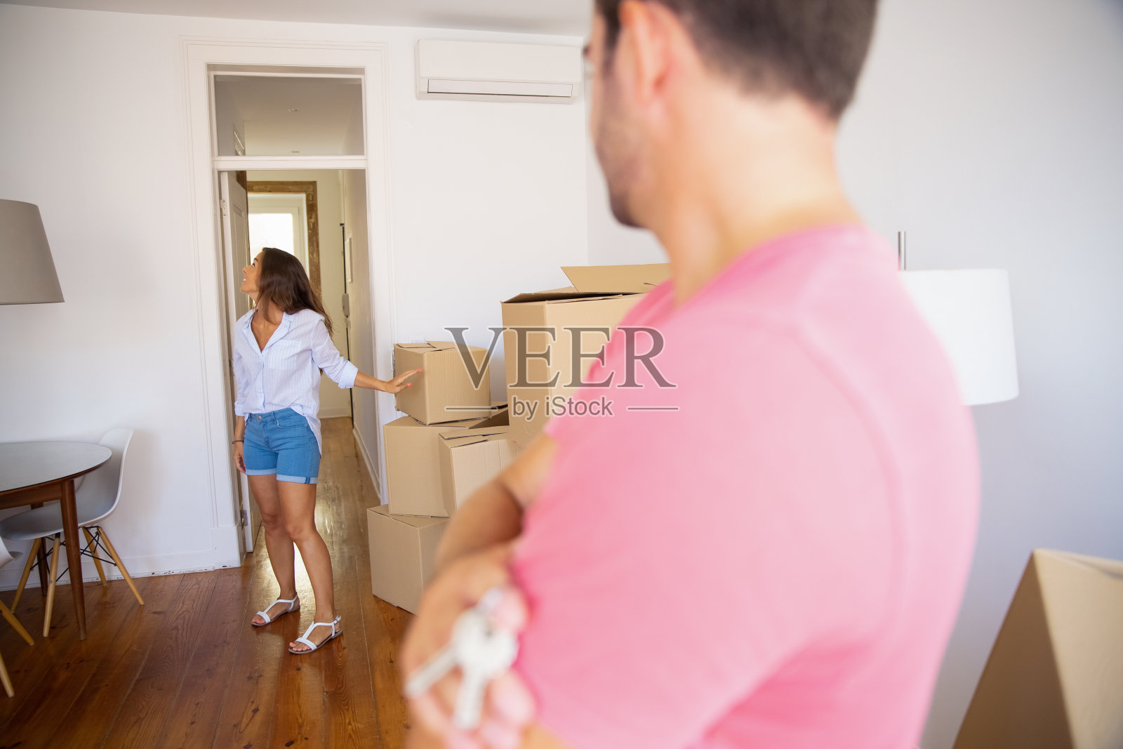 拿着新公寓钥匙的年轻人照片摄影图片