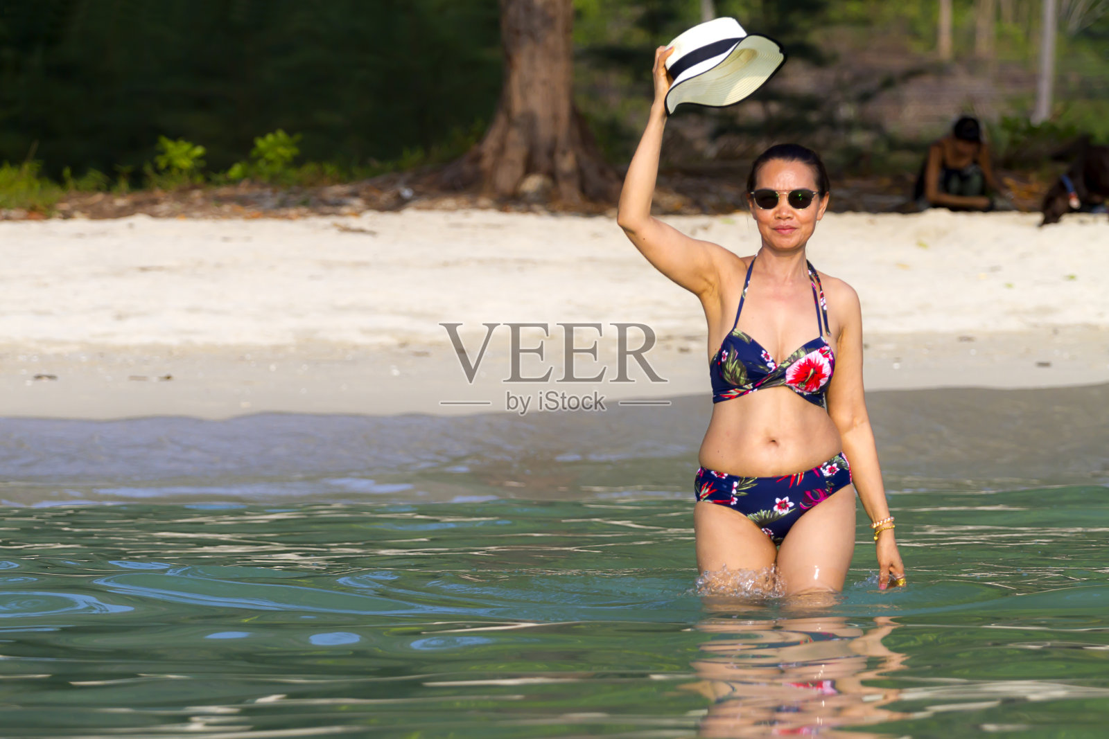 女人漂亮的比基尼在阳光下在泰国海滩Koh Chang水上照片摄影图片