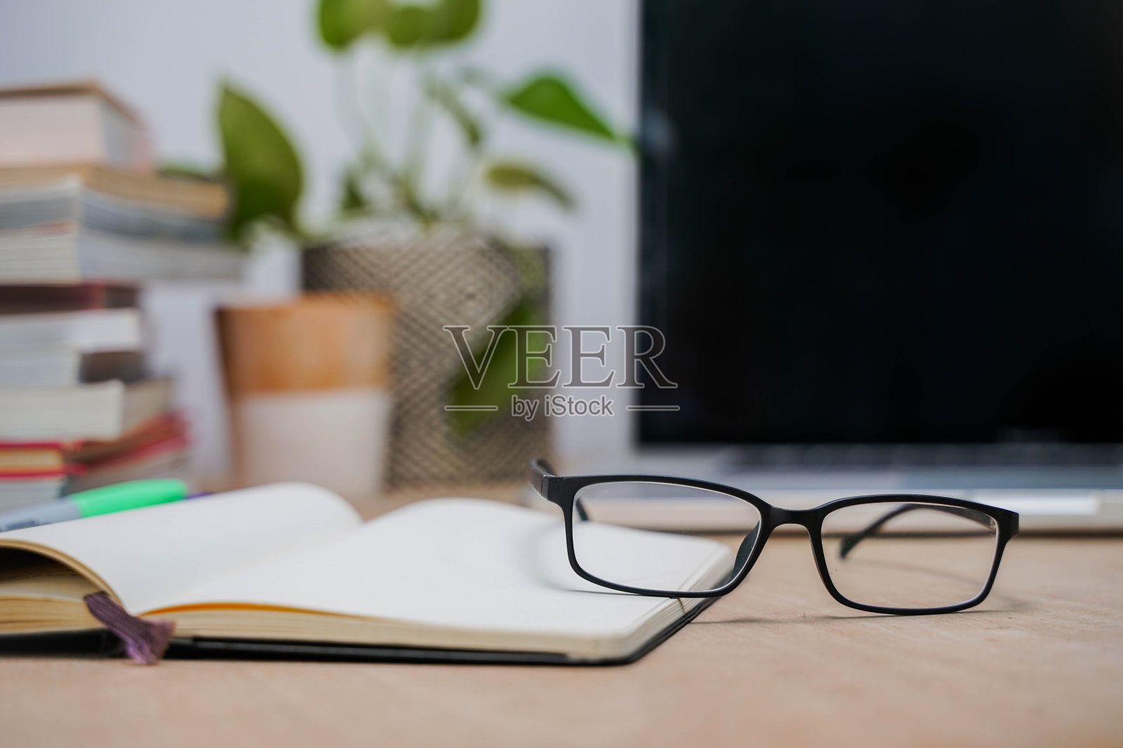 漂亮的工作空间在家里与电脑照片摄影图片