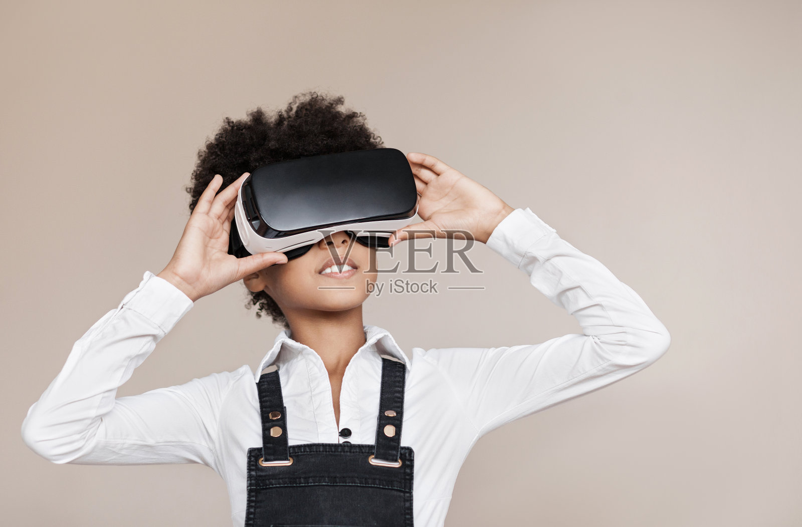 小女孩使用虚拟现实头盔照片摄影图片