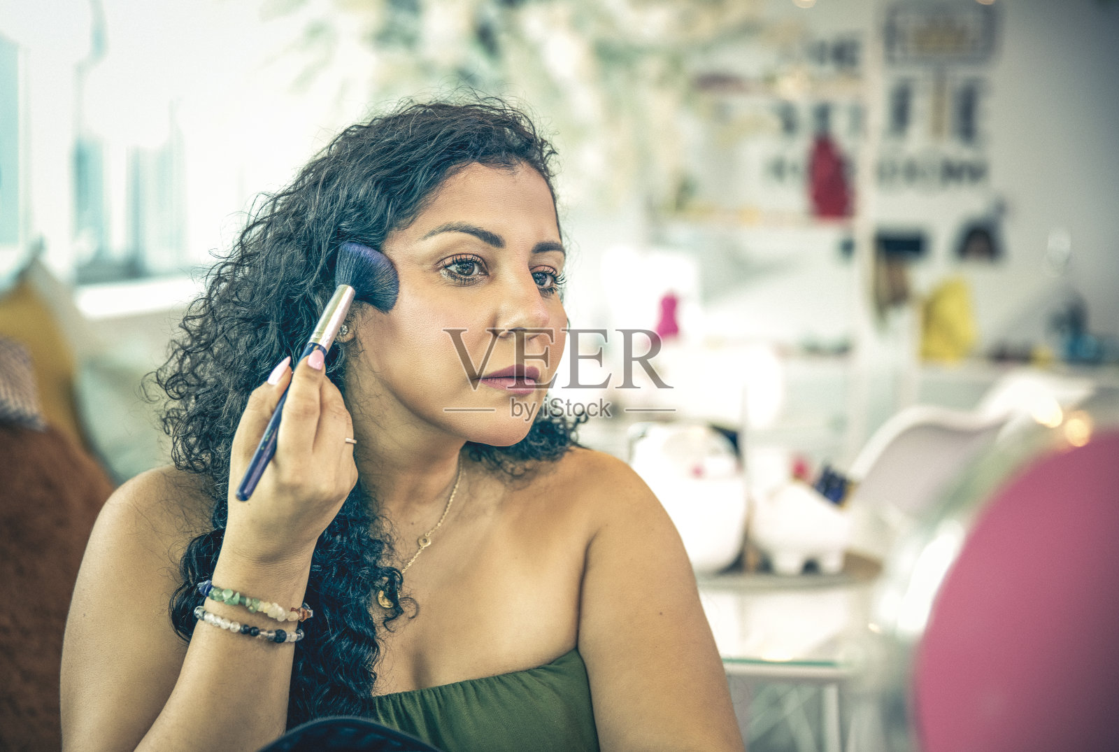 年轻女人化妆照片摄影图片