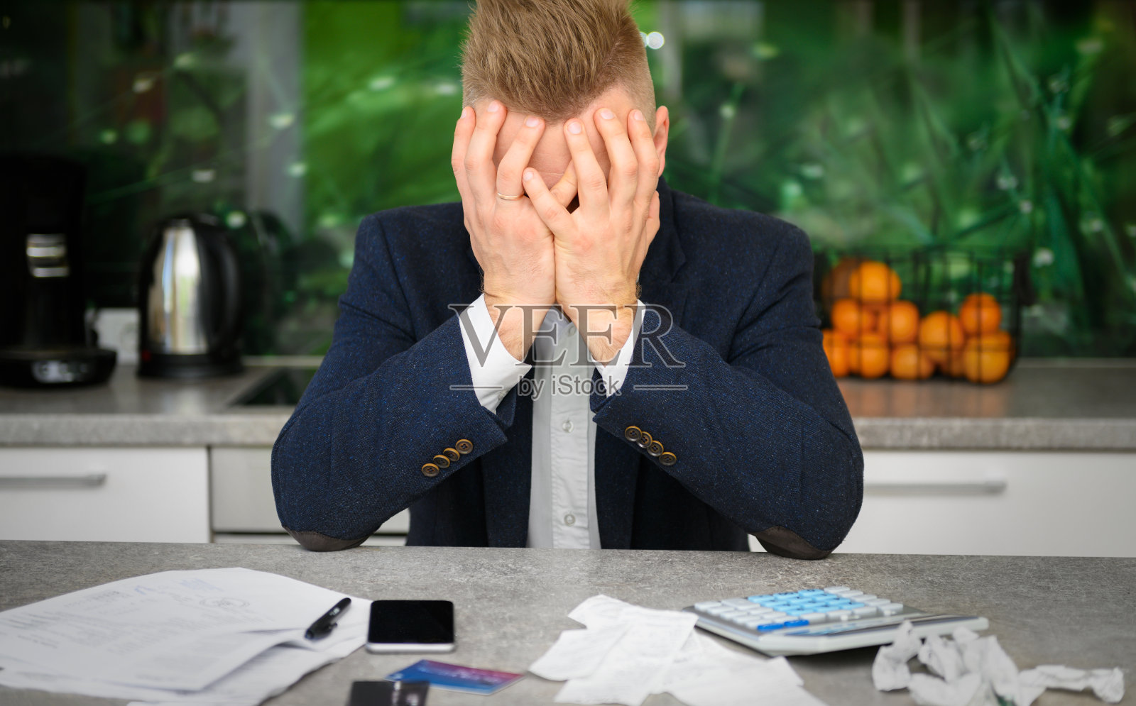 为个人财务和支付而挣扎的人照片摄影图片