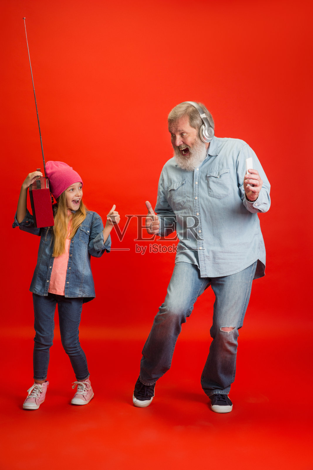 老人,爷爷和女儿,孙女一起玩。快乐长者生活概念照片摄影图片