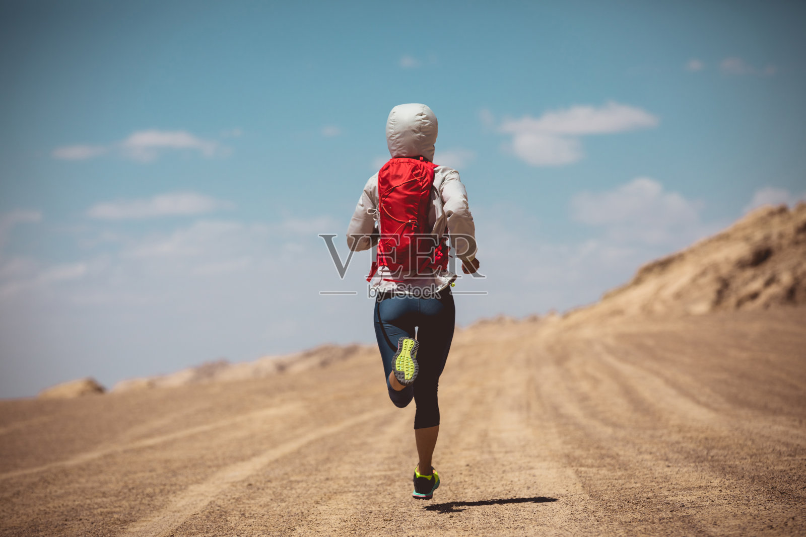 健身女子越野跑越野跑在沙丘上照片摄影图片
