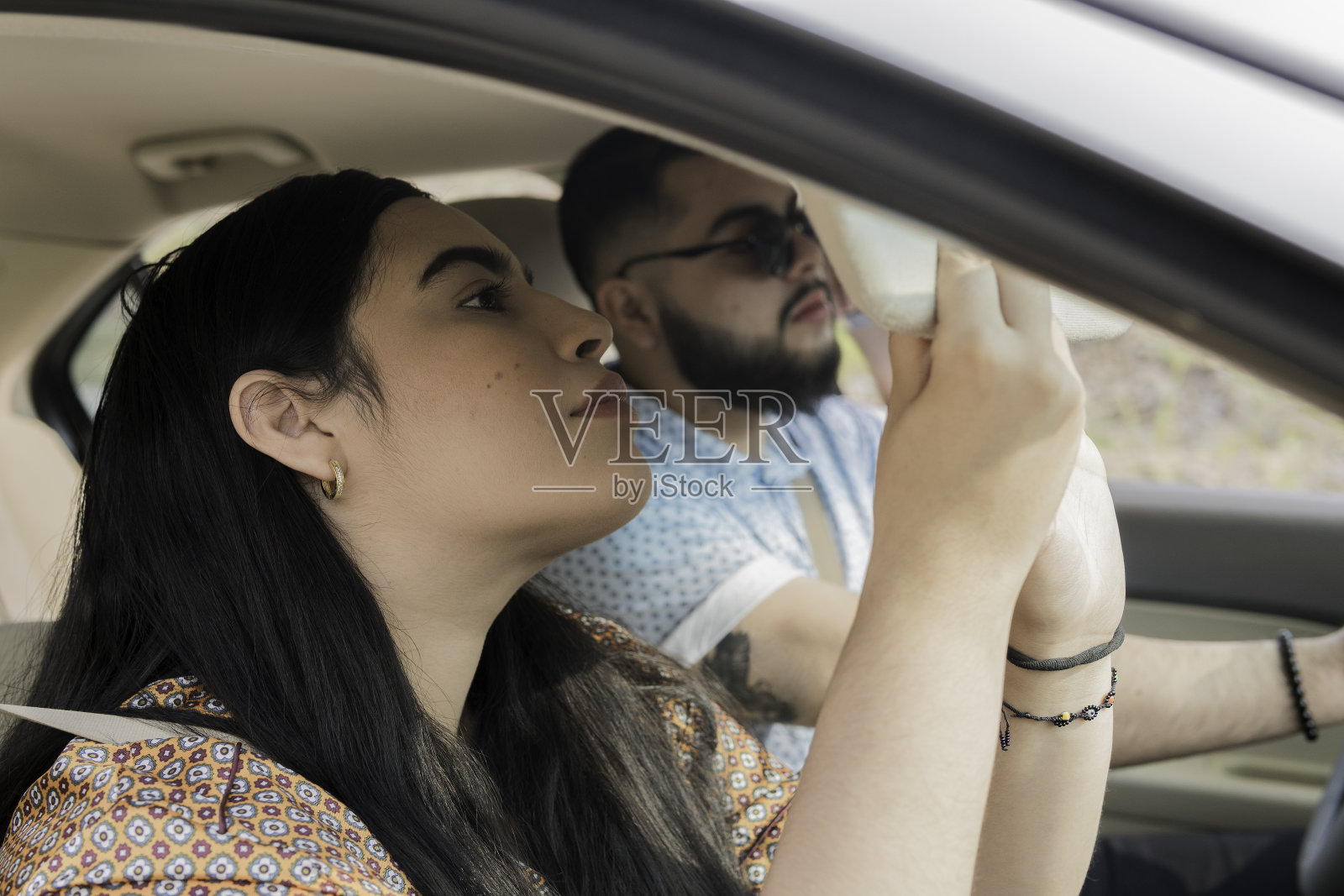 风月俏佳人从镜子里看自己照片摄影图片