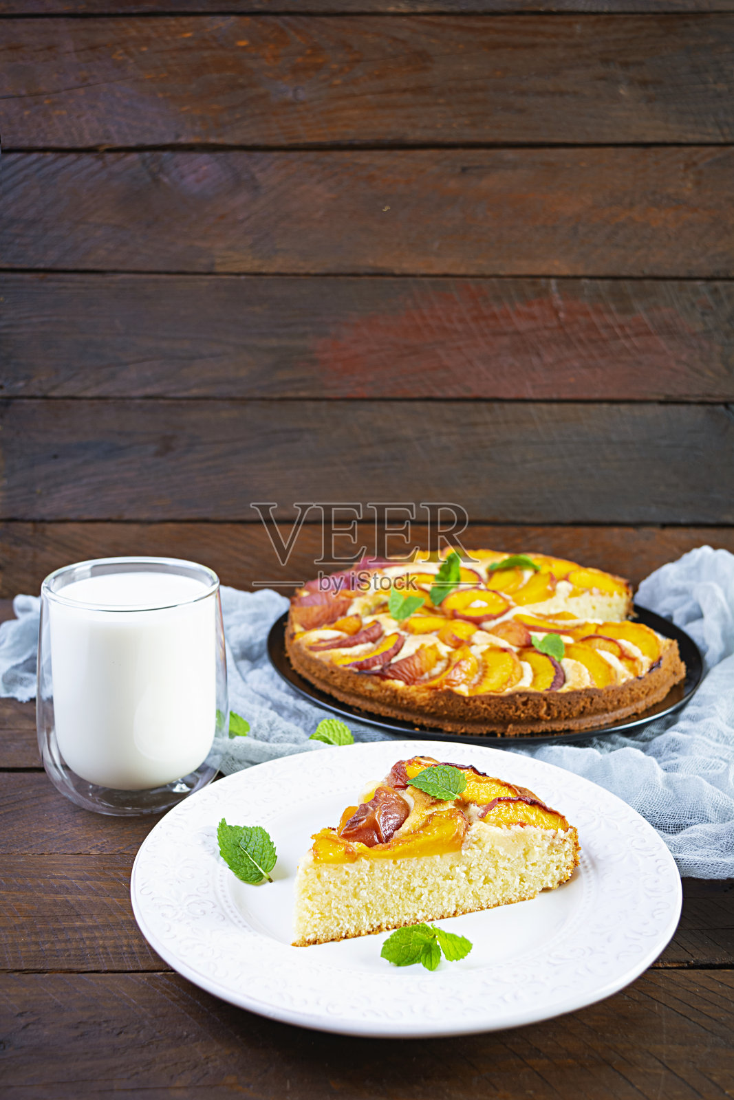 美味的自制桃子派木制背景照片摄影图片