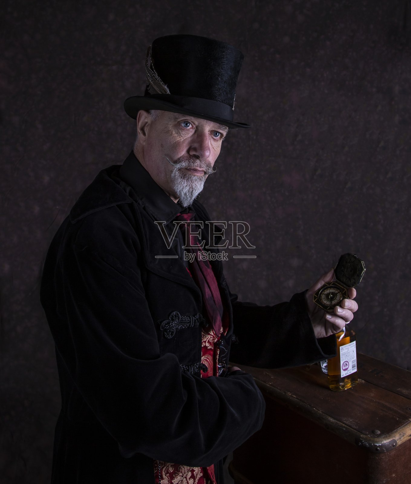 英俊的蒸汽朋克的绅士。照片摄影图片