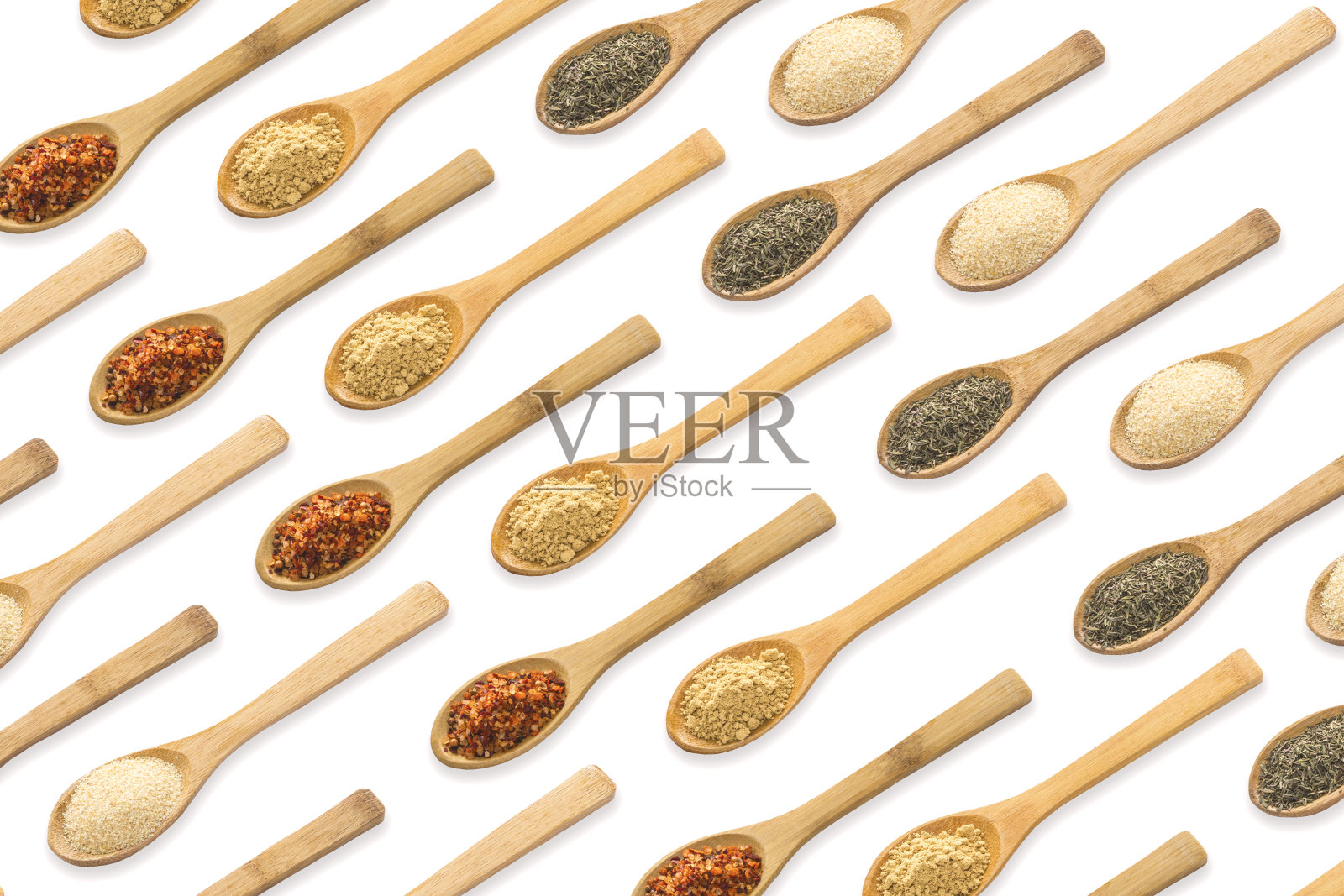 白色背景,木勺,配上不同的调料。食品的概念照片摄影图片