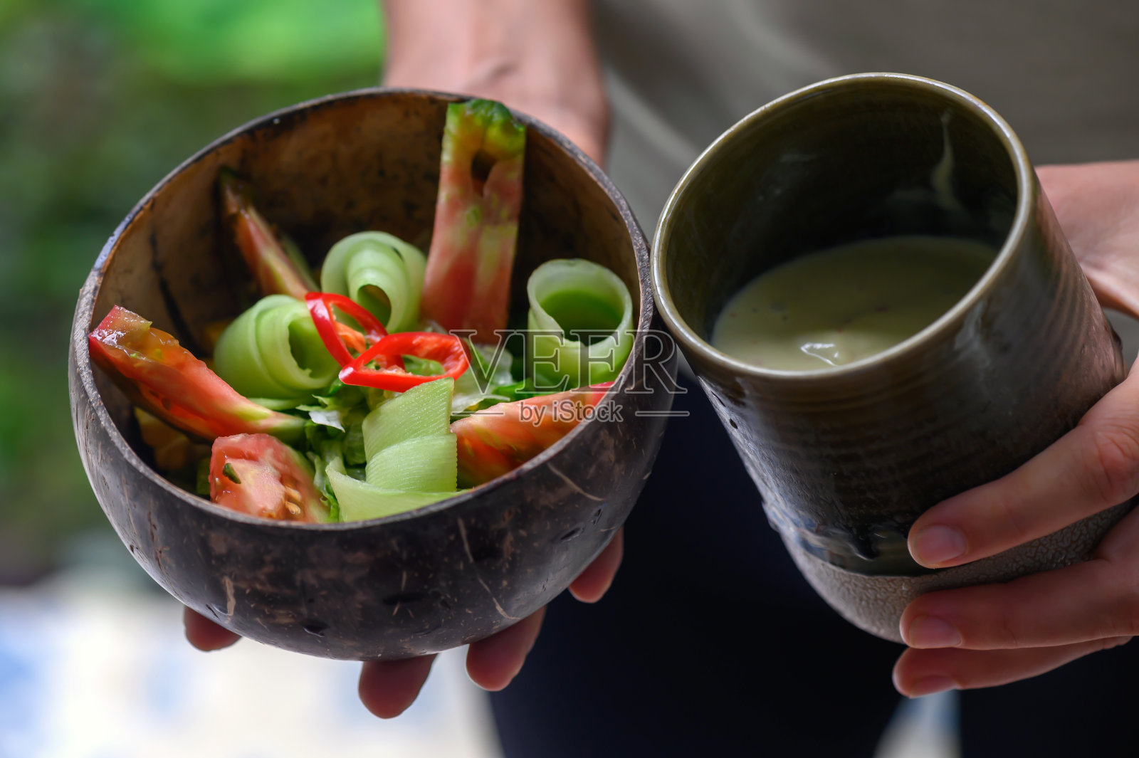 牛油果沙司生沙拉。照片摄影图片