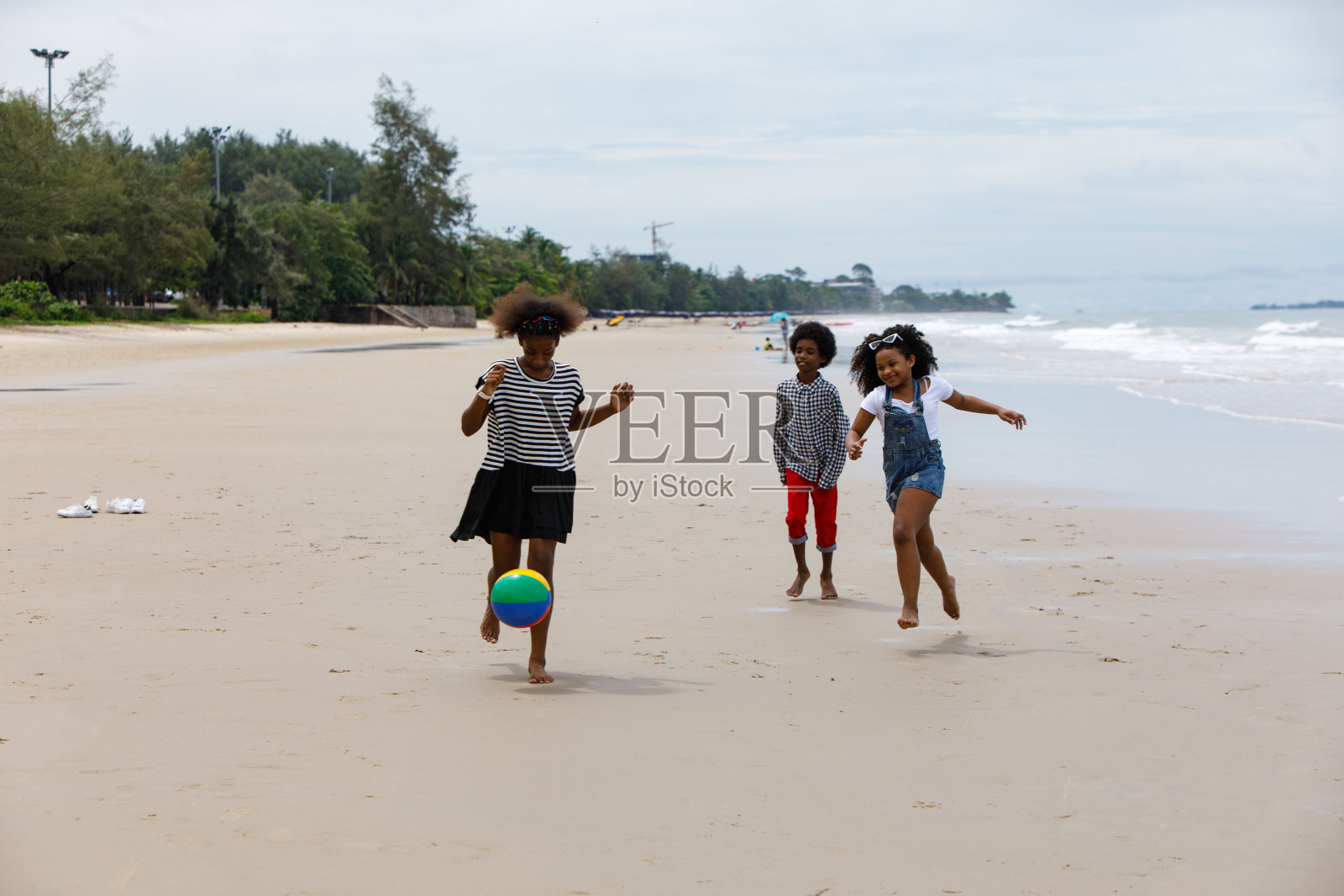 一群非洲孩子在沙滩上玩球照片摄影图片