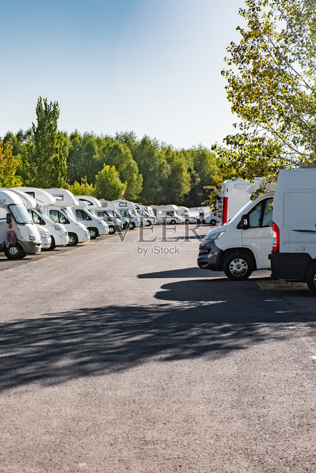 新的旅行方式-与你的房车度假照片摄影图片