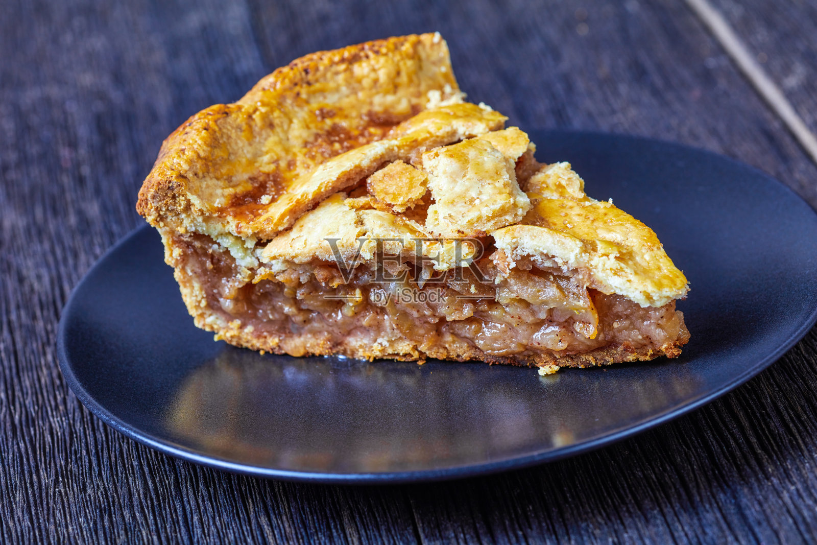 经典的美国秋季甜点:苹果派配肉桂和德麦拉糖照片摄影图片