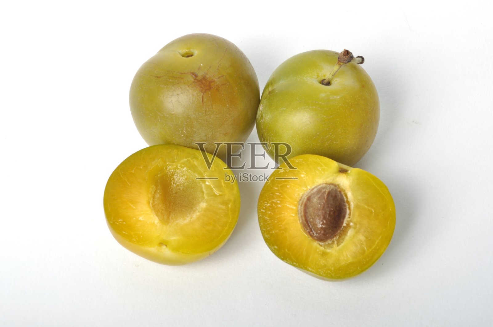 莱因·克劳德李子在白色的背景上照片摄影图片