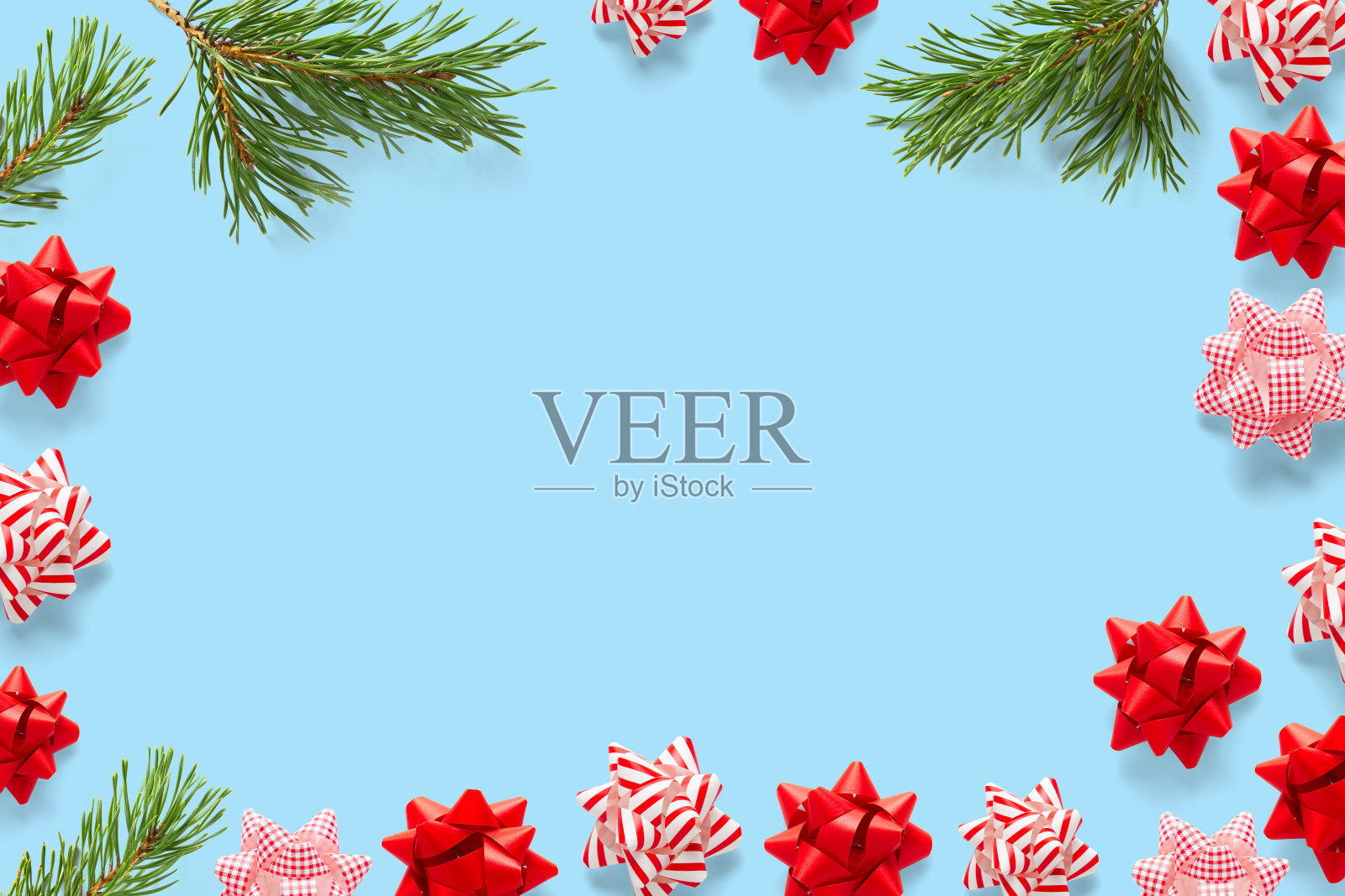 圣诞组成。圣诞礼物,针织毯子,松果,冷杉枝在蓝色的背景。平铺,俯视图,拷贝空间照片摄影图片