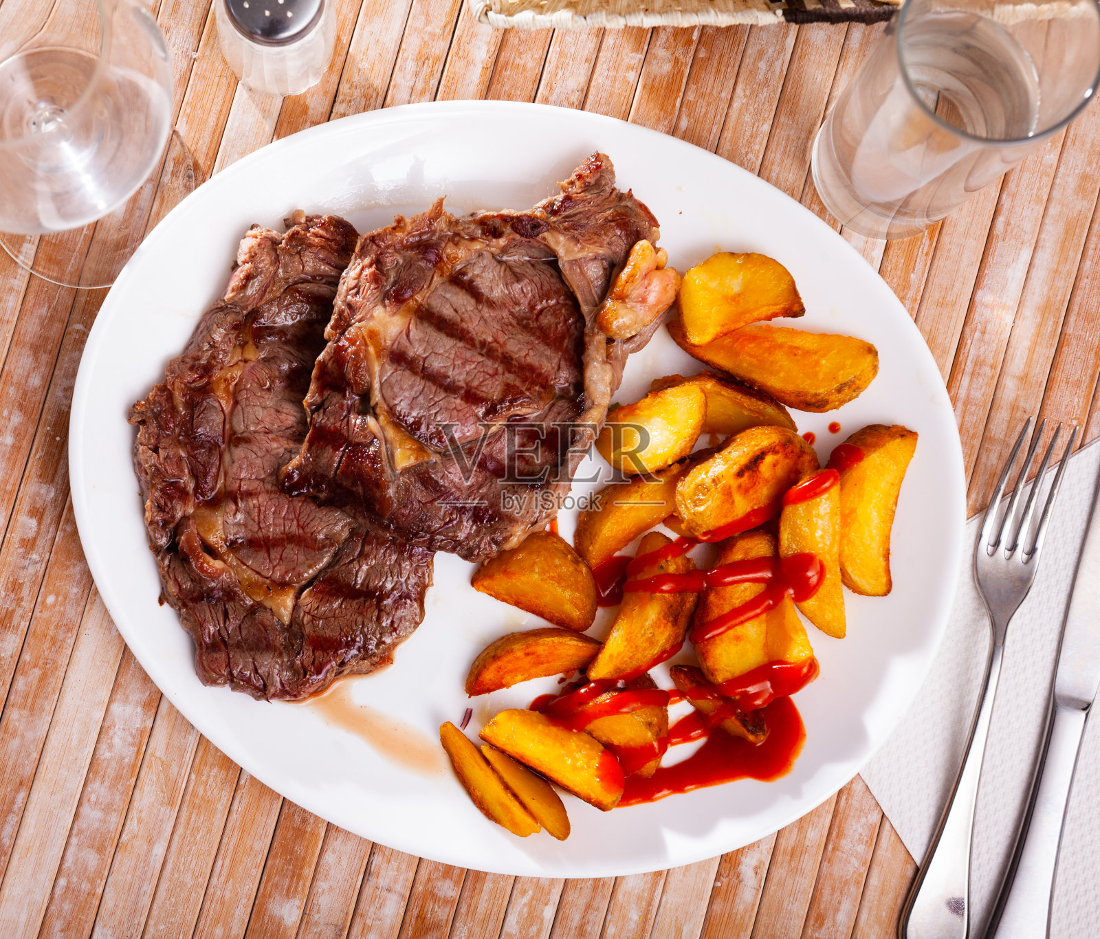 烤羊肉配烤土豆,家常晚餐照片摄影图片