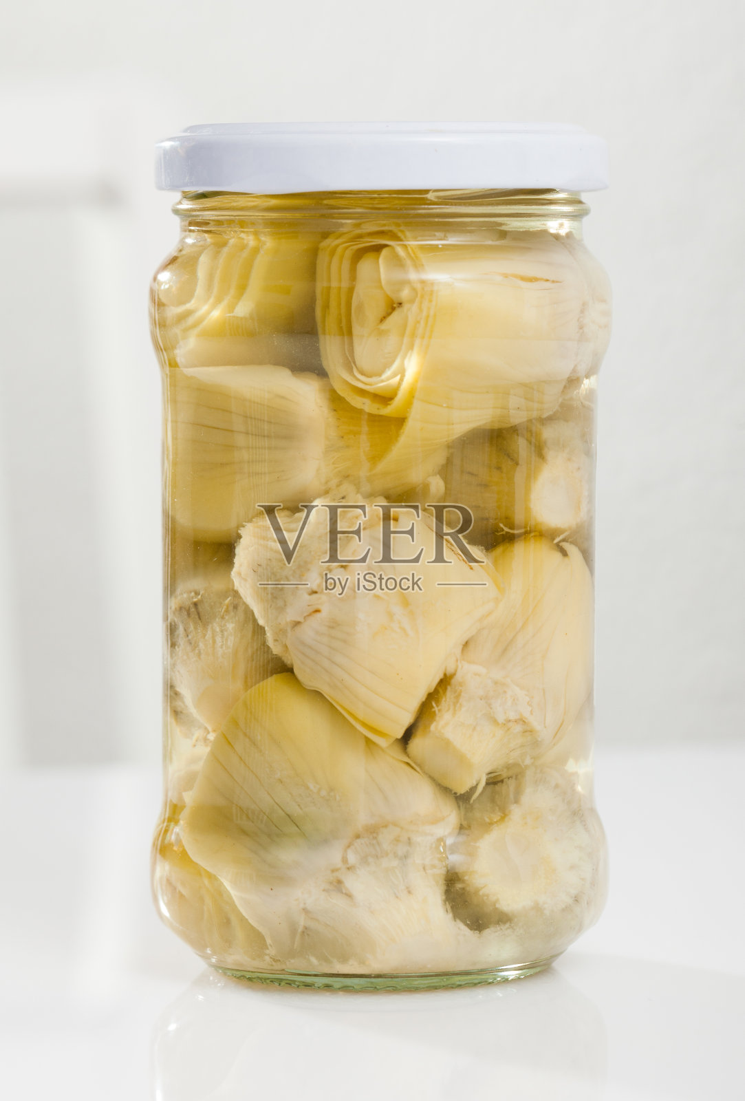 玻璃罐中腌制洋蓟照片摄影图片