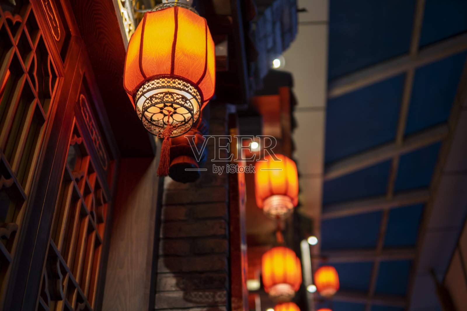 亚洲一个古老的小镇上挂着红灯笼照片摄影图片