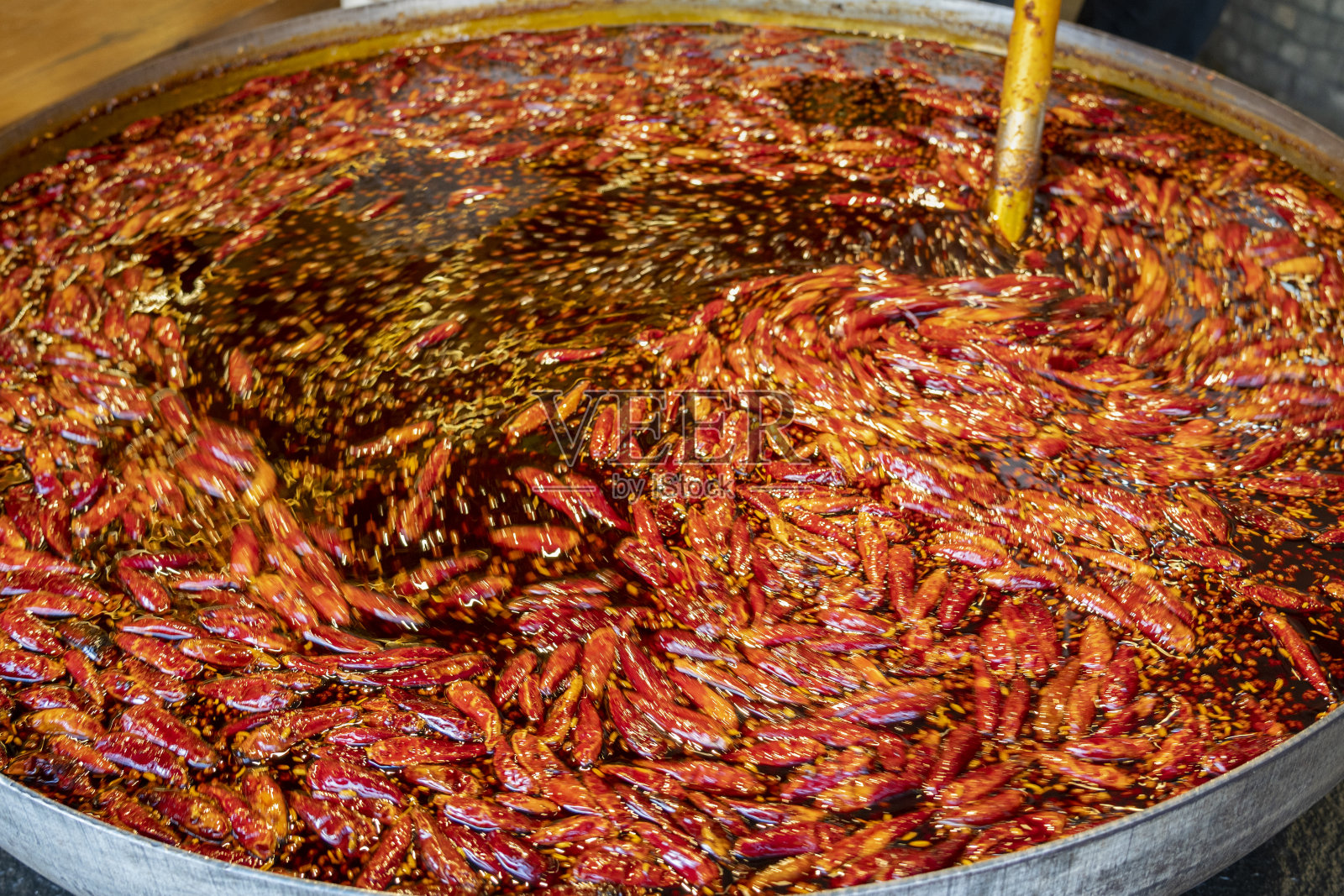 美味的麻辣火锅,里面有很多辣椒照片摄影图片