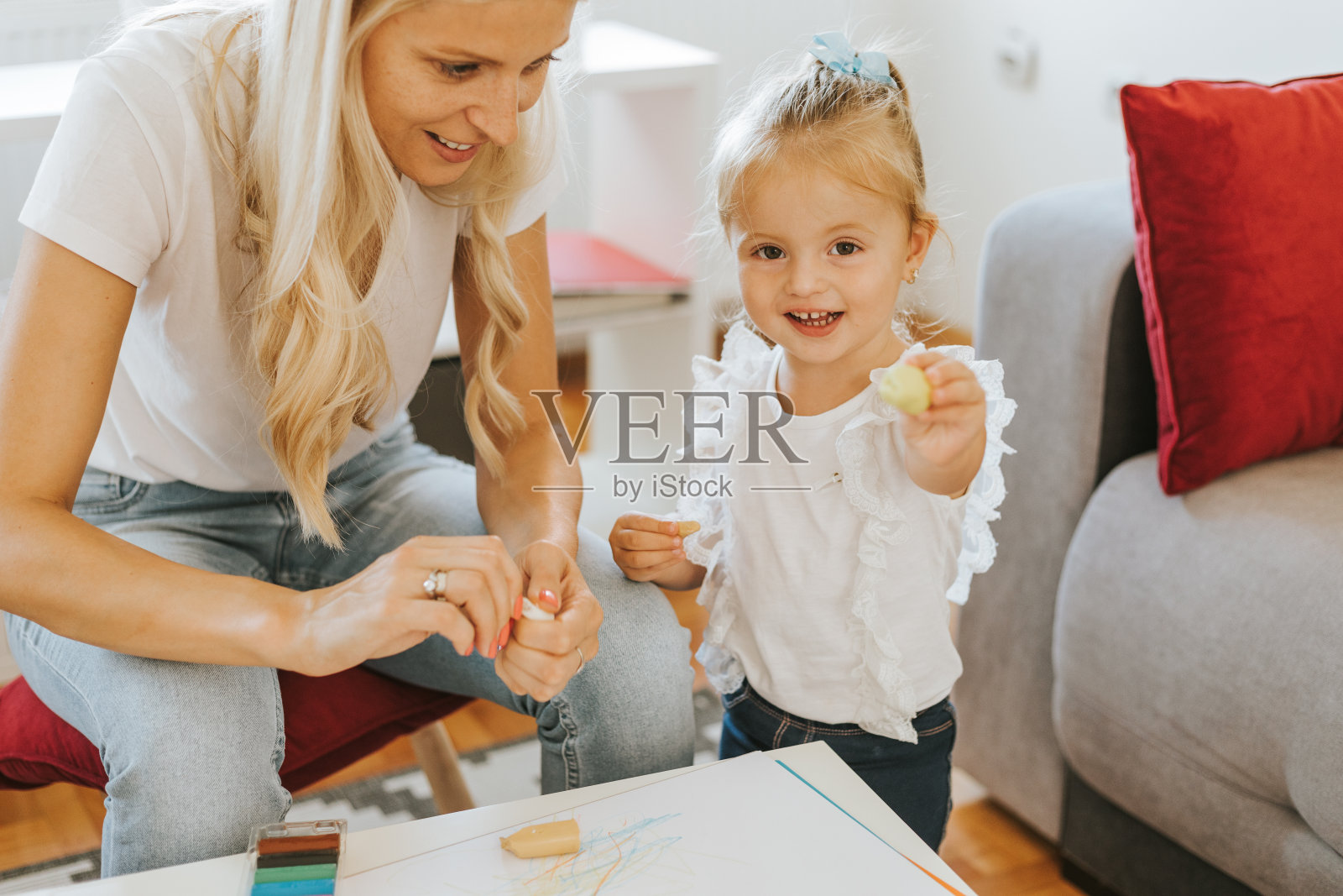 可爱的小女孩喜欢玩橡皮泥。照片摄影图片