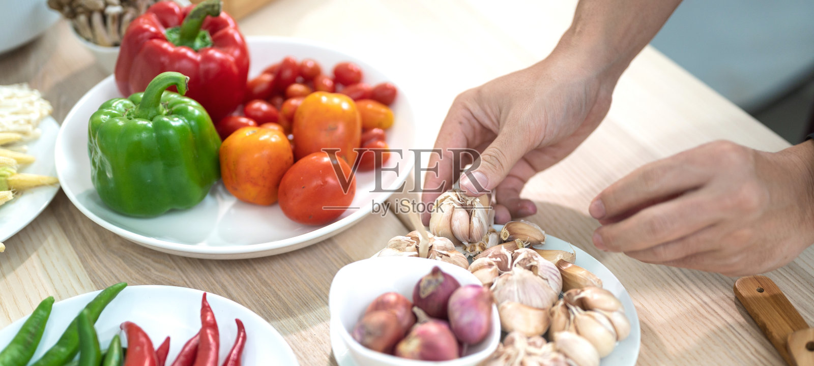 厨房的木桌上放着新鲜的蔬菜和水果照片摄影图片