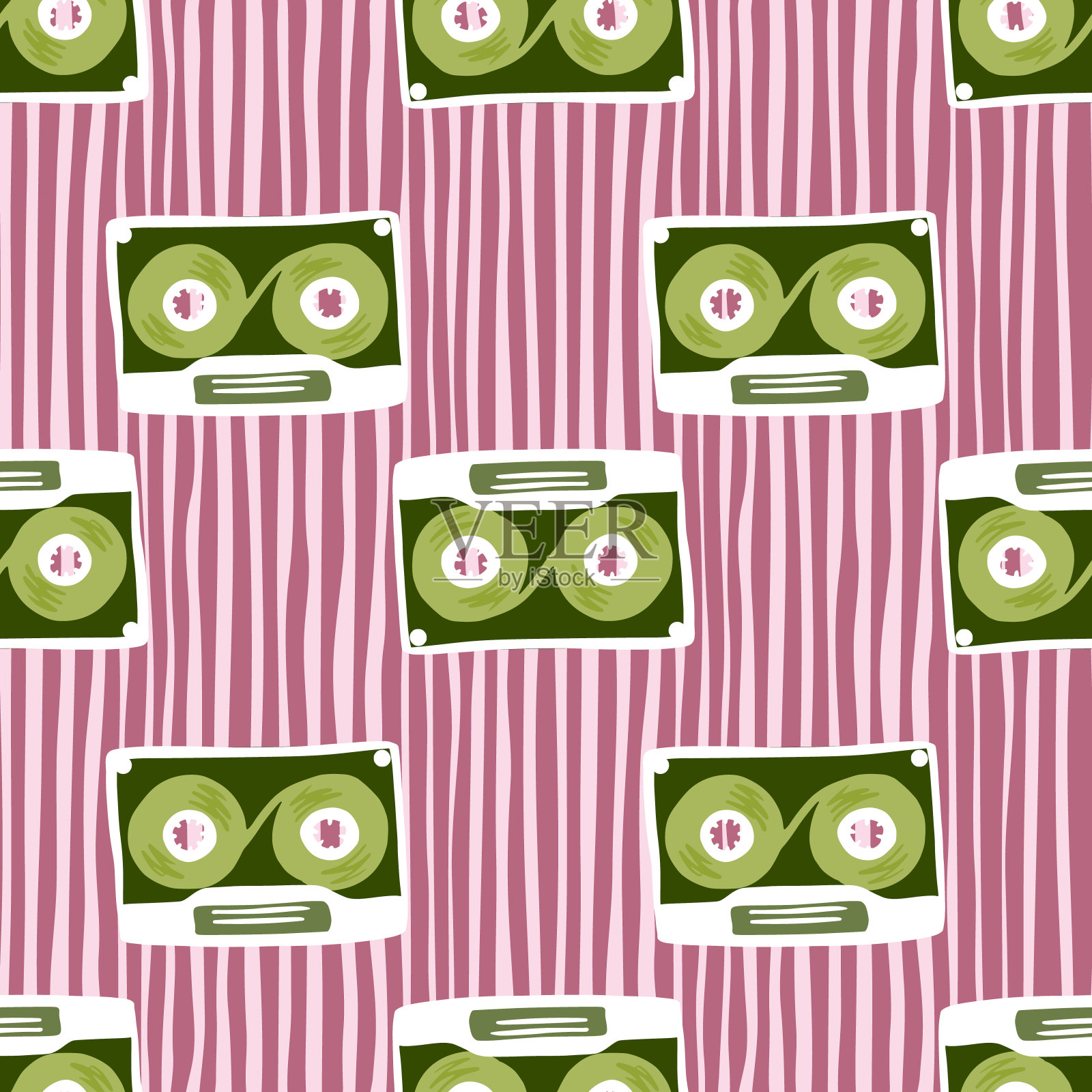 明亮的80年代无缝模式与磁带涂鸦元素。绿色音乐点缀在紫色条纹背景上。插画图片素材