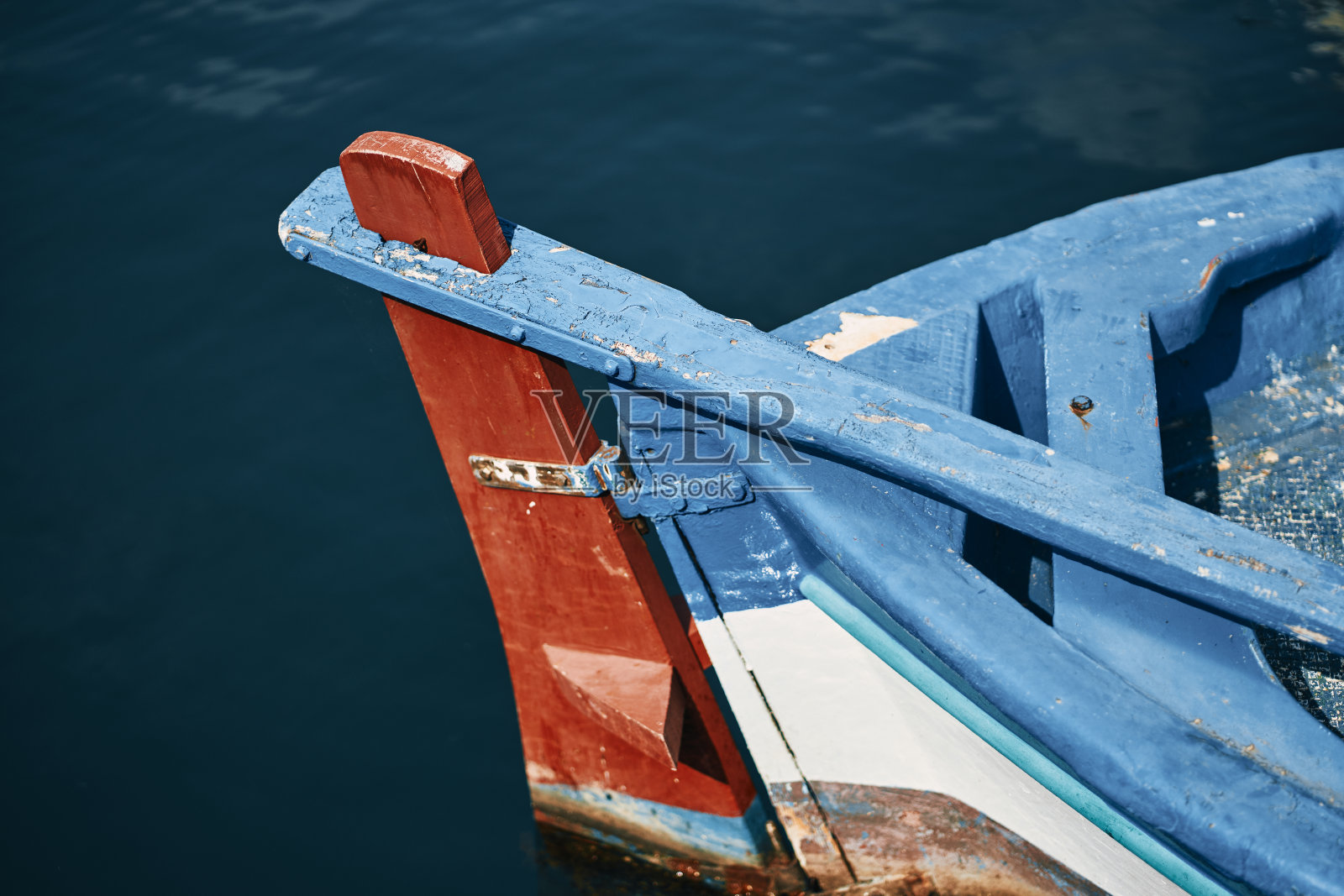 小蓝色渔船上的舵的详细特写照片摄影图片