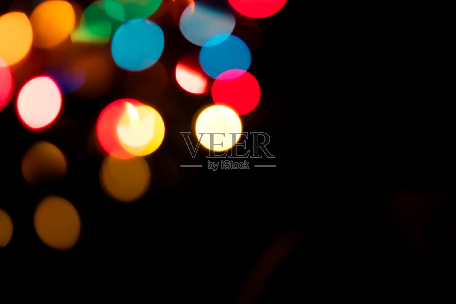 一个明亮的背景侧面的黑色。灯火散焦,为新年和其他节日。放置文本拷贝空间。照片摄影图片