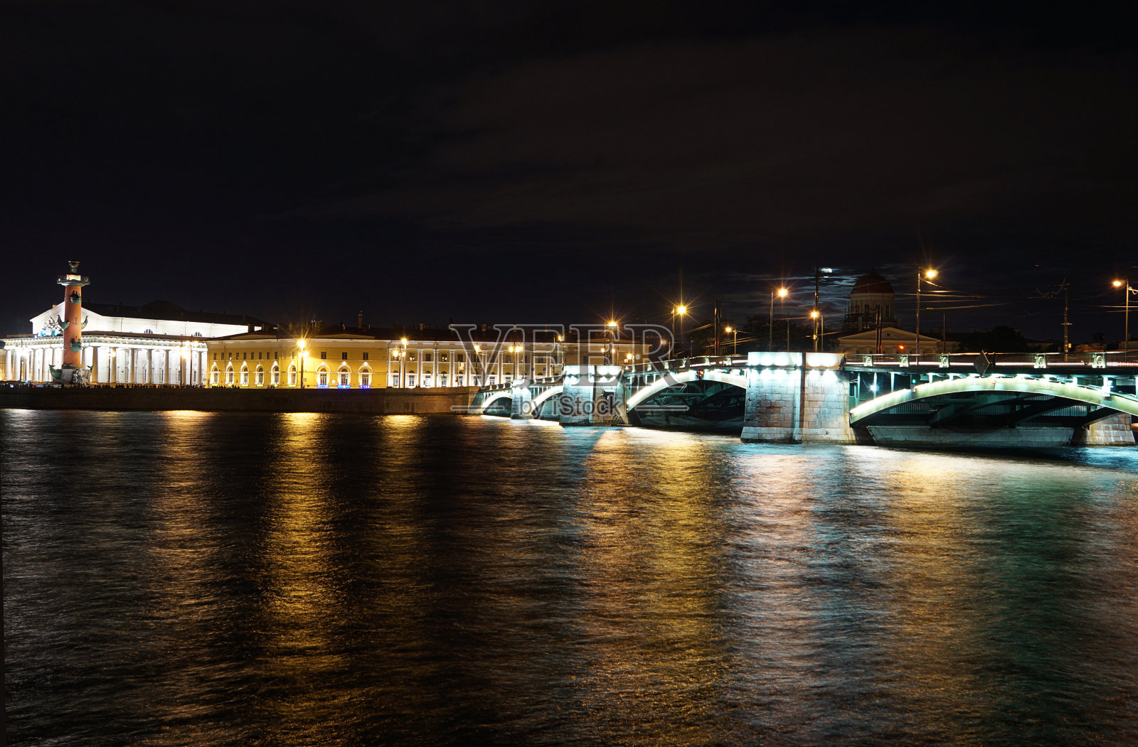 在俄罗斯圣彼得堡的地标夜间,涅瓦河上有桥梁照片摄影图片