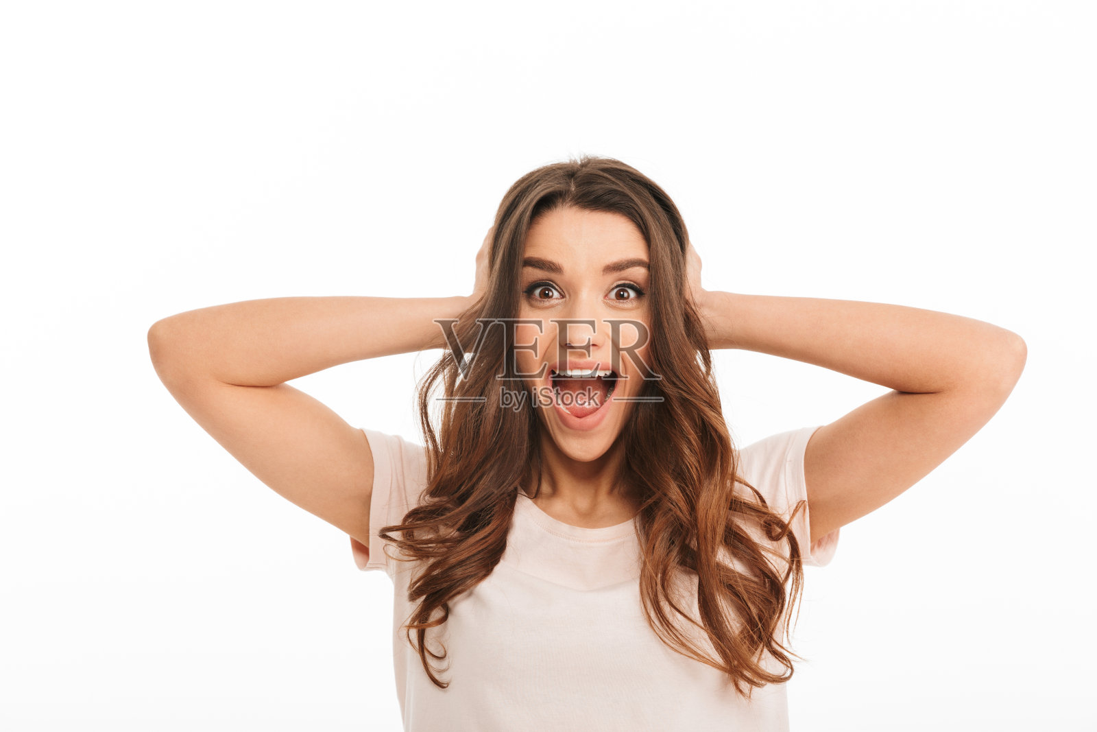 惊喜快乐的黑发女人穿着t恤尖叫着捂着耳朵照片摄影图片