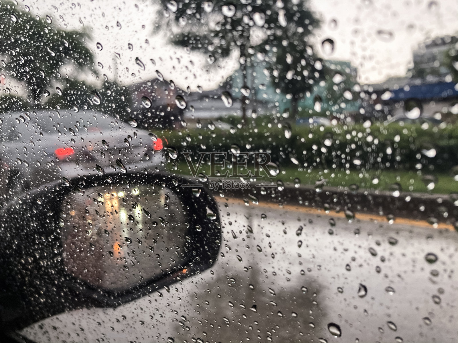 雨天的雨打在车窗上照片摄影图片