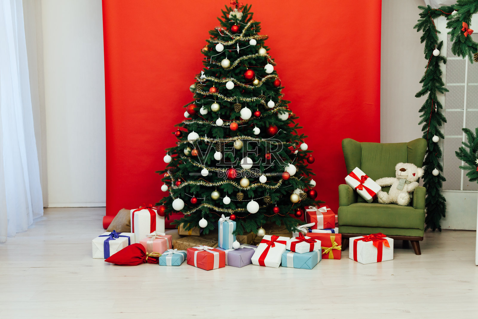 美丽的圣诞客厅,装饰圣诞树,礼物和壁炉。明信片的创意照片摄影图片