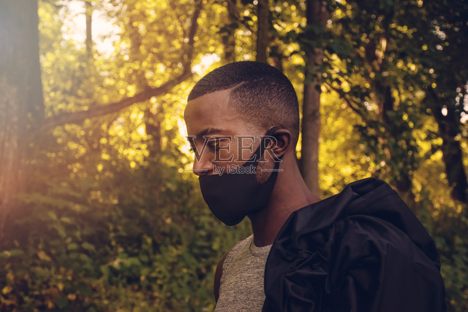 健康的非洲男性慢跑者戴着口罩照片摄影图片